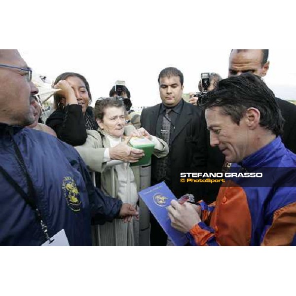 Kieren Fallon signs autographs after winning the 84¡ Prix de L\' Arc de Triomphe Lucine Barriere Paris Longchamp, 2nd october 2005 ph .Stefano Grasso