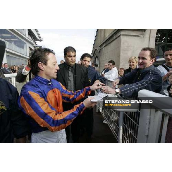 Kieren Fallon signs autographs after winning the 84¡ Prix de L\' Arc de Triomphe Lucine Barriere Paris Longchamp, 2nd october 2005 ph .Stefano Grasso