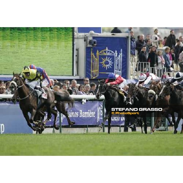Kevin Darley on Kinnaird at last few meters to the line of Prix de L\' Opera Casino Barriere D\'Enghien LEs Bains Paris Longchamp, 2nd october 2005 ph .Stefano Grasso