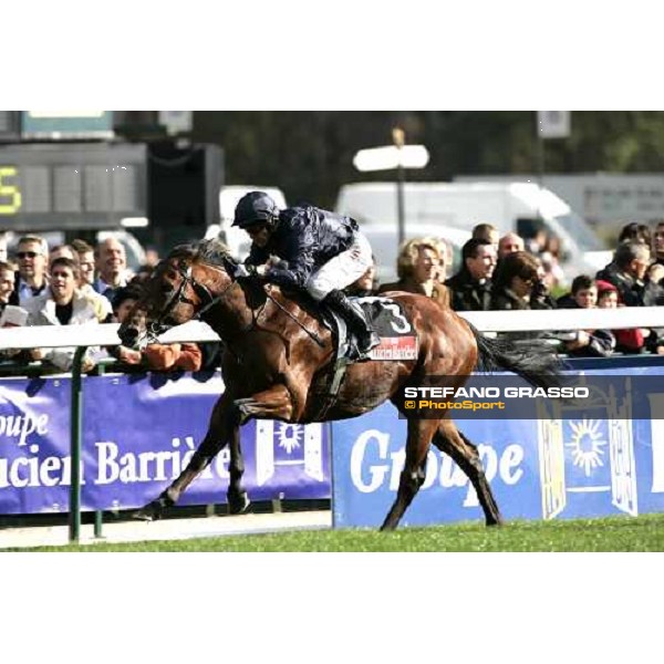 Kieren Fallon on Horatio Nelson alone towards the line of Prix Jean Luc Lagardere Paris Longchamp, 2nd october 2005 ph .Stefano Grasso