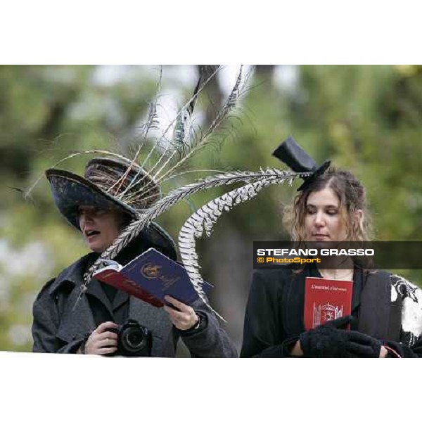 funny hats at Longchamp Paris Longchamp 2nd october 2005 ph. Stefano Grasso