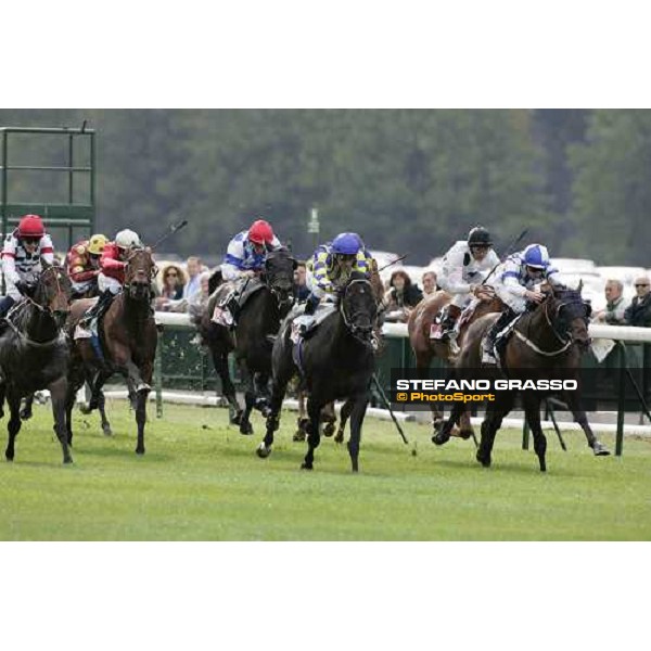 last few meters of Prix de l\' Abbaye de Longchamp - Steven Drowne on Avonbridge, winner, first from right Paris Longchamp 2nd october 2005 ph. Stefano Grasso