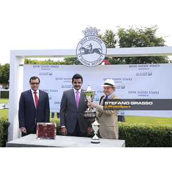Sheikh Joaan bin Hamad bin Khalifa Al Thani presents the trophy of the Sussex Stakes Goodwood and 29th july 2015 ph.Stefano Grasso/QEF