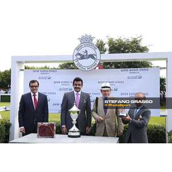 Sheikh Joaan bin Hamad bin Khalifa Al Thani presents the trophy of the Sussex Stakes Goodwood and 29th july 2015 ph.Stefano Grasso/QEF