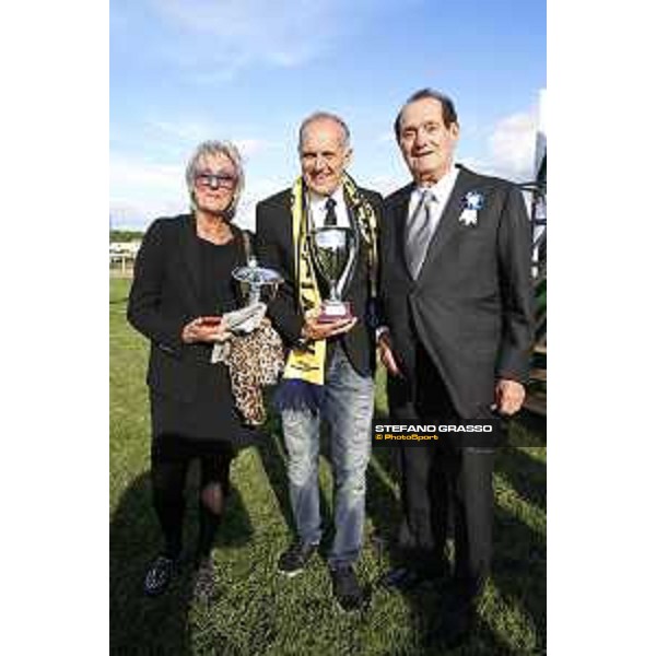 Tomaso Grassi with the owners of Turno di Azzurra Rome - Capannelle trot racecourse, 11/10/2015 ph.Stefano Grasso