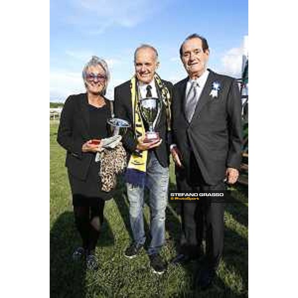 Tomaso Grassi with the owners of Turno di Azzurra Rome - Capannelle trot racecourse, 11/10/2015 ph.Stefano Grasso