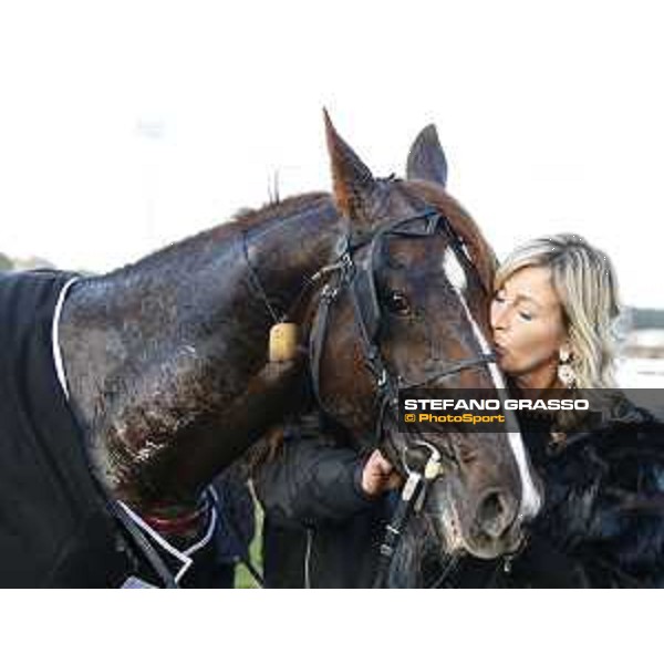 A kiss to Oropuro Bar winner of Gran Premio Gala Internazionale del Trotto Roma, Capannelle racecourse,26/12/2015 ph.Stefano Grasso/HippoGroup Roma Capannelle