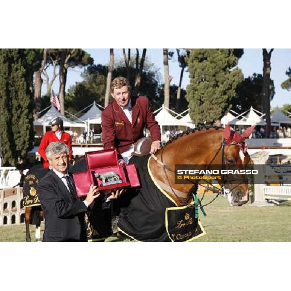On. Gianni Rivera gives the trophy to Nick Skelton on Arko III winner of the Premio Roma at Piazza di Siena 2006 Rome, 28th may 2006 ph. Stefano Grasso
