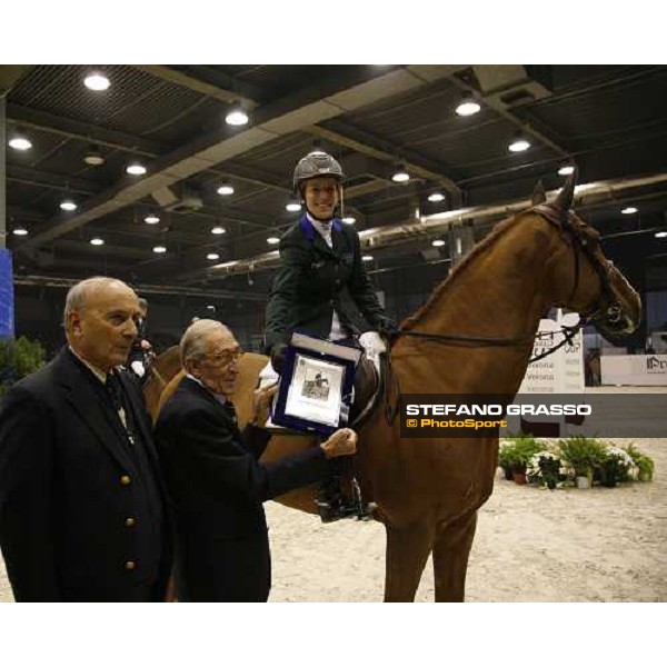 Meredith Michaels-Beerbaum with Piero D\'inzeo in the winning ceremony of Gran Premio Fei World Cup Verona, 12th november 2006 ph. Stefano Grasso