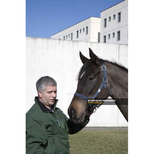 Riccardo Bruno posa insieme ad un cavallo durante l\'inaugurazione del progetto \'Cavalli in Carcere\', alla casa di reclusione di Bollate Bollate, 27 febbraio 2007 ph. Stefano Grasso