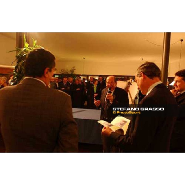 a frined of Francesca Salice presents to the guests the book \'Falbrav - an italian story\' and the photographic exibition by Stefano Grasso Carimate golf Club 29th april 2004 ph. Stefano Grasso