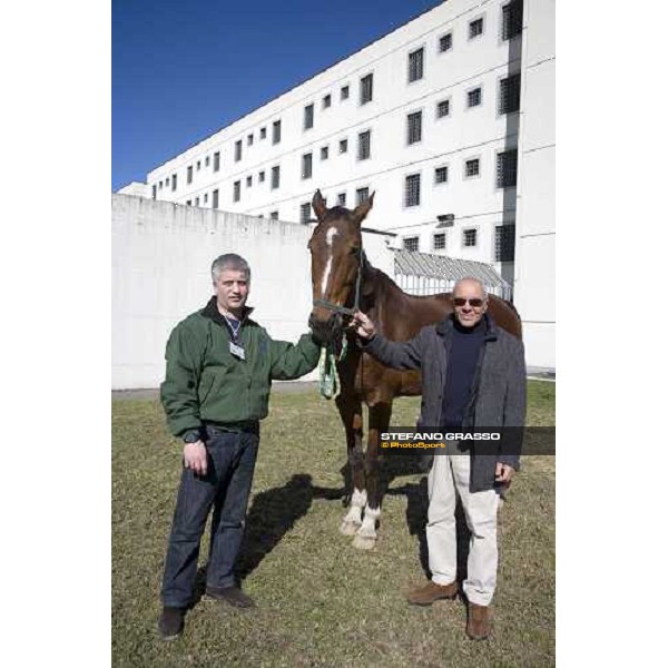 Edy Gubellini e Riccardo Bruno posano insieme ad un cavallo del progetto \'Cavalli in Carcere\', alla casa di reclusione di Bollate Bollate, 27 febbraio 2007 ph. Stefano Grasso
