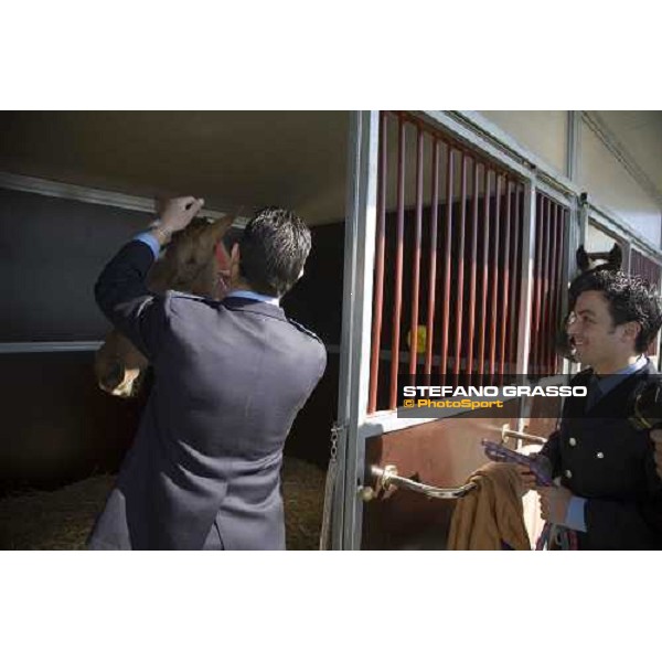 Due guardie carcerarie accudiscono un cavallo nelle nuove scuderie nella casa di reclusione di Bollate, all\' inaugurazione del progetto \'Cavalli in Carcere\' Bollate, 27 febbraio 2007 ph. Stefano Grasso
