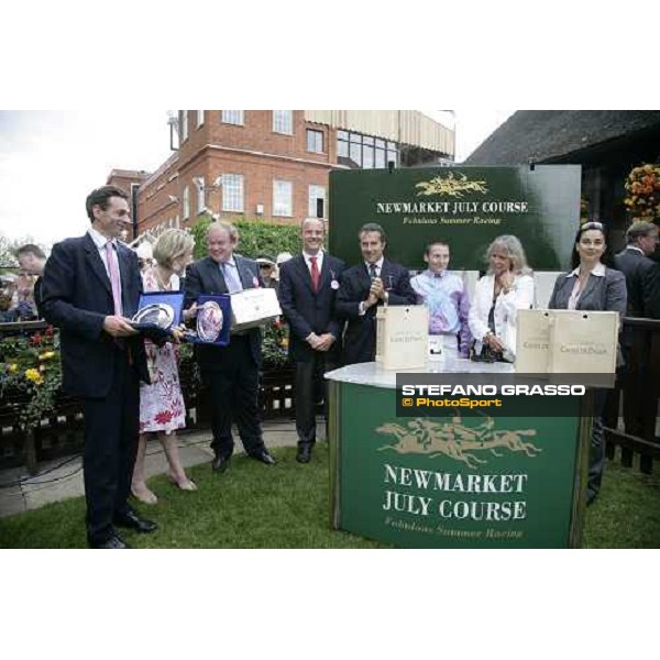 the giving prize of the Turf Italia E.B.F.Novice Stakes Newmarket, the July meeting , Lanson Ladies\' day, 12th july 2007 ph. Stefano Grasso
