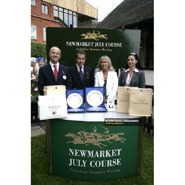 giving prize of Turf Italia Newmarket, the July meeting , Lanson Ladies\' day, 12th july 2007 ph. Stefano Grasso