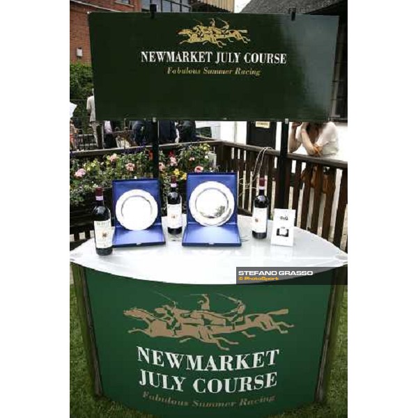 giving prize Turf Italia Newmarket, the July meeting , Lanson Ladies\' day, 12th july 2007 ph. Stefano Grasso