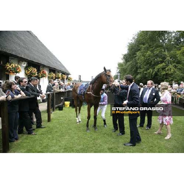 the winnincg connection of Spanish Bounty winner of the Turf Italia E.B.F. Novice Stakes Newmarket, the July meeting , Lanson Ladies\' day, 12th july 2007 ph. Stefano Grasso
