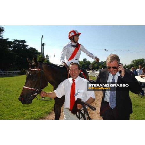 Darril Holland on Menhoubah and Clive Brittain returning to the winner circle after winning Oaks d\'Italia Milan 23rd may 2004 ph. Stefano Grasso
