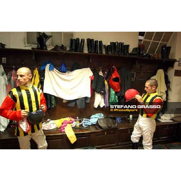 Gabriele Bietolini and Dario Vargiu in the jockey\'s room Oaks d\'Italia Milan 23rd may 2004 ph. Stefano Grasso