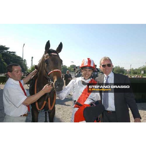Darryl Holland with Menhoubah and Clive Brittain in the winner enclosure of San Siro race track Oaks d\'Italia Milan 23rd may 2004 ph. Stefano Grasso