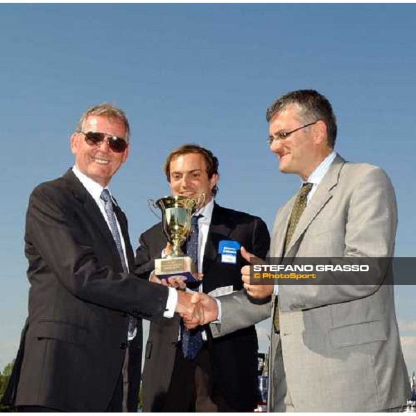 prize ceremony of Oaks d\'Italia Clive Brittain receives from dott. Francesco Ruffo della Scaletta the cup for the trainer Milan 23rd may 2004 ph. Stefano Grasso
