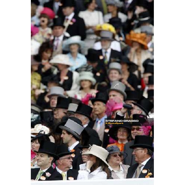 racegoers waiting for the Queen at Royal Ascot 2nd day Ascot, 18th june 2008 ph. Stefano Grasso