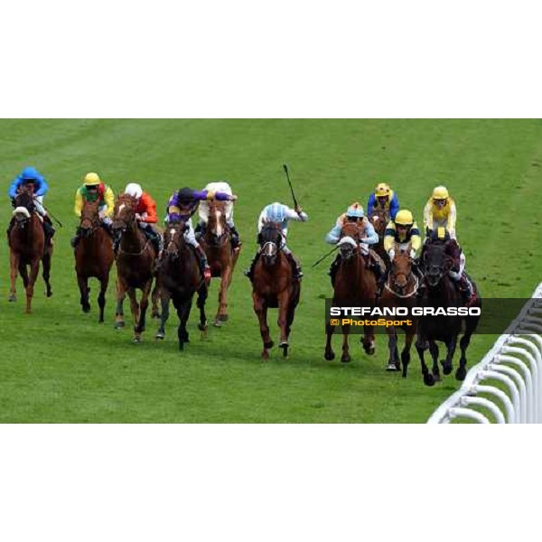 The Vodafone Diomed Stakes- at last few meters Passing Glance at right leads - first from left Vespone Epsom Derby Day 5h june 2004 ph.Stefano Grasso