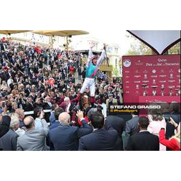 07.10.2018, Paris, FRA, FRANKREICH - Enable with Frankie Dettori up wins the Prix de l\'Arc de Triomphe at Paris Longchamp racecourse. 181007D802Longchamp.JPG [Copyright (c) Frank Sorge, Fotograf, Tel. 0049(0)3078705340, Mobil: 0049(0)178 788 5678, Fax: 0049(0)30 78705341, web: www.galoppfoto.de, e-mail: info@galoppfoto.de, Bankverbindung: BIC: BELADEBEXXX, IBAN: DE10 100500000620159286 - NO MODEL RELEASE - bei Verwendung des Fotos ausserhalb journalistischer Zwecke bitte Ruecksprache halten - Foto ist honorarpflichtig!]