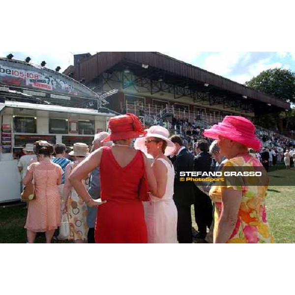 ladies in queue for betting Newmarket, 6th june 2004 ph. Stefano Grasso