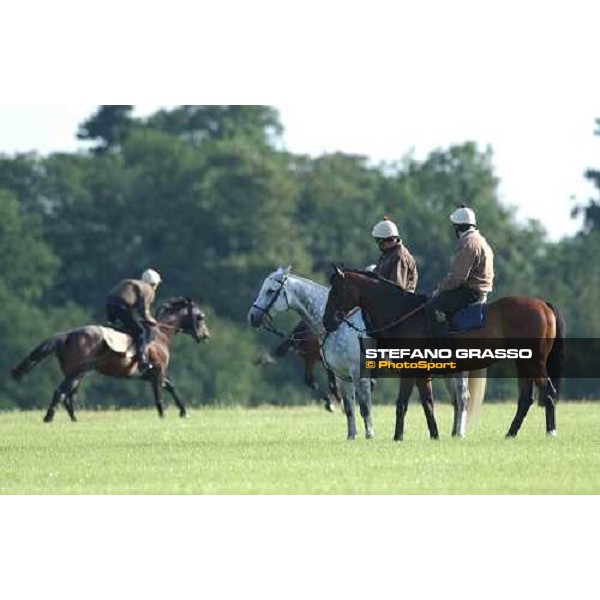 Luca Cumani looking at canters on thursday morning Newmarket 8th july 2004 ph. Stefano Grasso