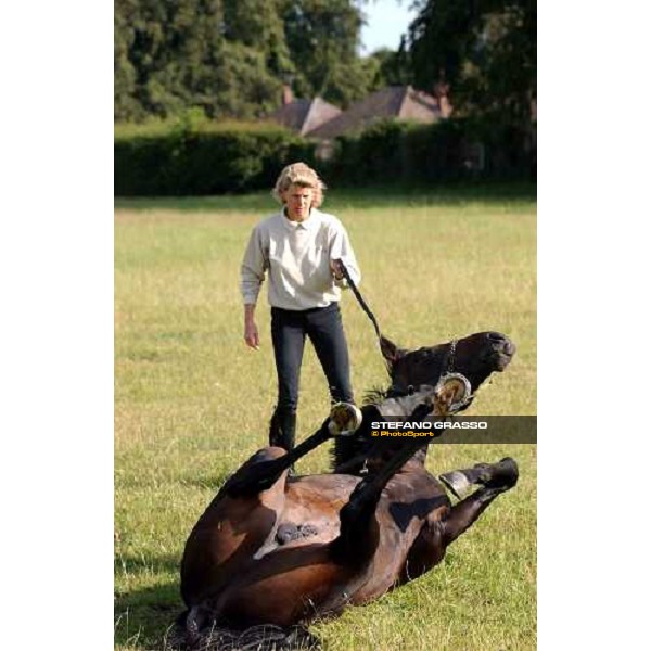 Sarah Cumani with an horse relaxing in the grass at Bedford House, after morning works Newmarket 7th july 2004 ph. Stefano Grasso