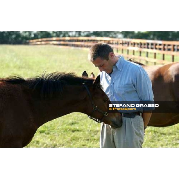 Giuseppe Rosati Colarieti with a foal at Brinkley Stud Brinkley 6th july 2004 ph. Stefano Grasso