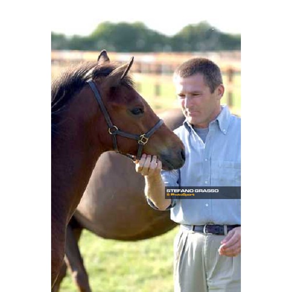 Giuseppe Rosati Colarieti with a foal at Brinkley Stud Brinkley 6th july 2004 ph. Stefano Grasso