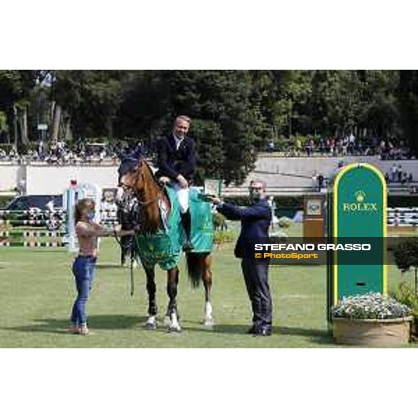 CSIO of Roma - Stefan Muller, General Manager Rolex Italia presents the Rolex watch to David Will on C Vier 2 - Roma, Piazza di Siena - 30 May 2021 - ph.Stefano Grasso
