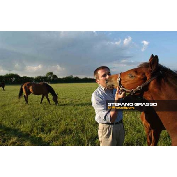 Giuseppe Rosati Colarieti kissing a foal at Brinkley Stud Brinkley 6th july 2004 ph. Stefano Grasso