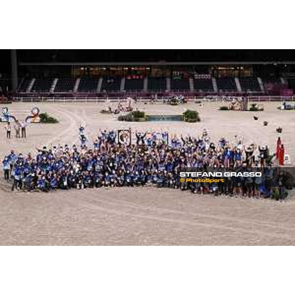 Tokyo 2020 Olympic Games - Show Jumping Individual Final - Group photo of Volunteers with FEI President Ingmar De Vos Tokyo, Equestrian Park - 04 August 2021 Ph. Stefano Grasso