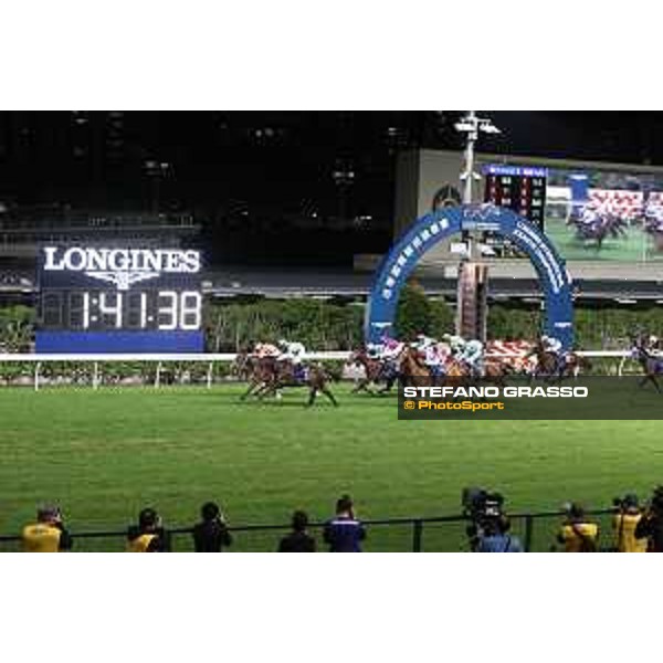 LHKIR 2022 of Hong Kong - - Hong Kong, Happy Valley racecourse Derek KC Leung on Win Win Fighter wins the 2nd leg of Longines International Jockeys Championship - 7 December 2022 - ph.Stefano Grasso/Longines/LHKIR 2022