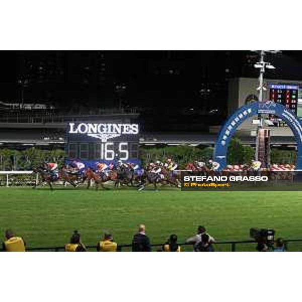 LHKIR 2022 of Hong Kong - - Hong Kong, Happy Valley racecourse Tom Marquand on Winning Dragon wins the 3rd leg of Longines International Jockeys Championship - 7 December 2022 - ph.Stefano Grasso/Longines/LHKIR 2022