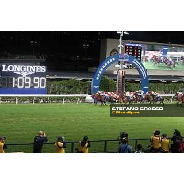 LHKIR 2022 of Hong Kong - - Hong Kong, Happy Valley racecourse Silvestre De Sousa on Adios wins the 4th leg of Longines International Jockeys Championship - 7 December 2022 - ph.Stefano Grasso/Longines/LHKIR 2022