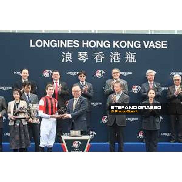 LHKIR 2022 - Hong Kong , Sha Tin racecourse Damien Lane on Win Marilyn wins the LONGINES Hong Kong Vase 2022 - ph.Stefano Grasso/Longines - 01SG6762.JPG