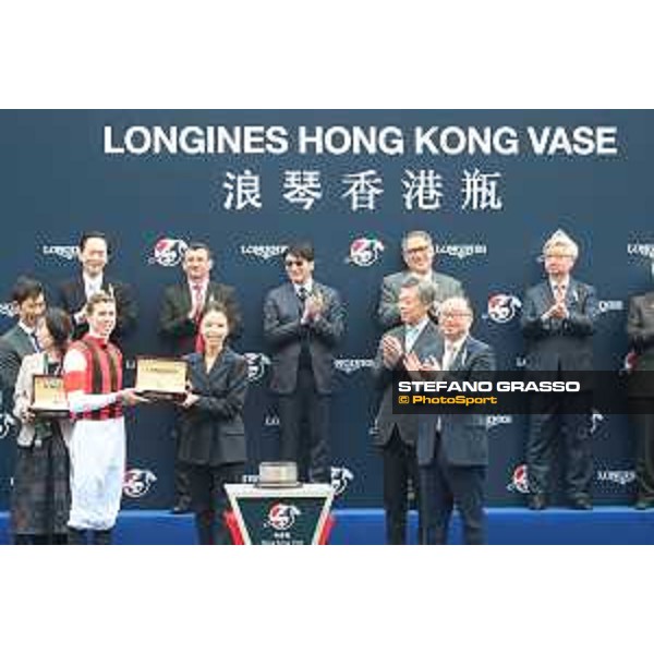 LHKIR 2022 - Hong Kong , Sha Tin racecourse Damien Lane on Win Marilyn wins the LONGINES Hong Kong Vase 2022 - ph.Stefano Grasso/Longines - 01SG6798.JPG