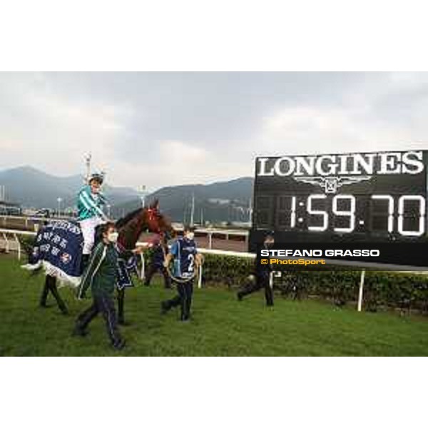 LHKIR 2022 - Hong Kong , Sha Tin racecourse James McDonald, Longines World\'s Best Jockey 2022, wins on Romantic Warrior the LONGINES Hong Kong Cup 2022 - ph.Stefano Grasso/Longines - 01SG2102.JPG