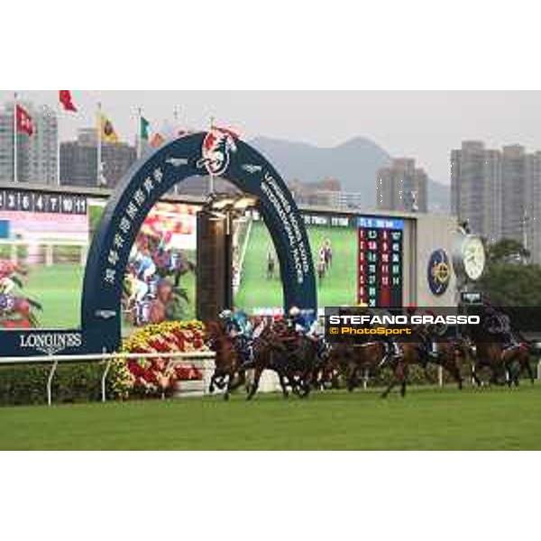 LHKIR 2022 - Hong Kong , Sha Tin racecourse James McDonald, Longines World\'s Best Jockey 2022, wins on Romantic Warrior the LONGINES Hong Kong Cup 2022 - ph.Stefano Grasso/Longines - 01SG8278.JPG