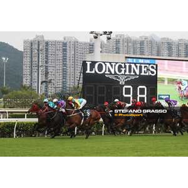 LHKIR 2022 - Hong Kong , Sha Tin racecourse James McDonald, Longines World\'s Best Jockey 2022, wins on Romantic Warrior the LONGINES Hong Kong Cup 2022 - ph.Stefano Grasso/Longines - 01SG8294.JPG