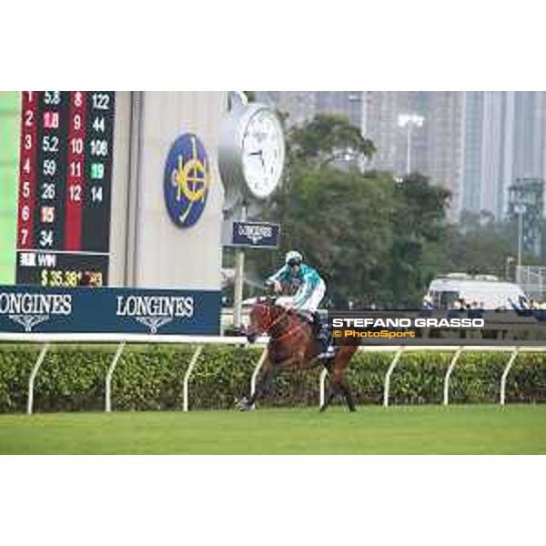 LHKIR 2022 - Hong Kong , Sha Tin racecourse James McDonald, Longines World\'s Best Jockey 2022, wins on Romantic Warrior the LONGINES Hong Kong Cup 2022 - ph.Stefano Grasso/Longines - 01SG8381.JPG