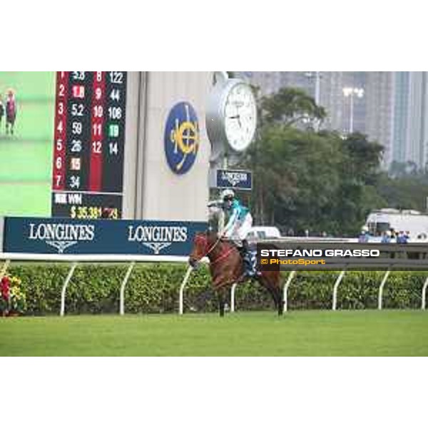 LHKIR 2022 - Hong Kong , Sha Tin racecourse James McDonald, Longines World\'s Best Jockey 2022, wins on Romantic Warrior the LONGINES Hong Kong Cup 2022 - ph.Stefano Grasso/Longines - 01SG8382.JPG
