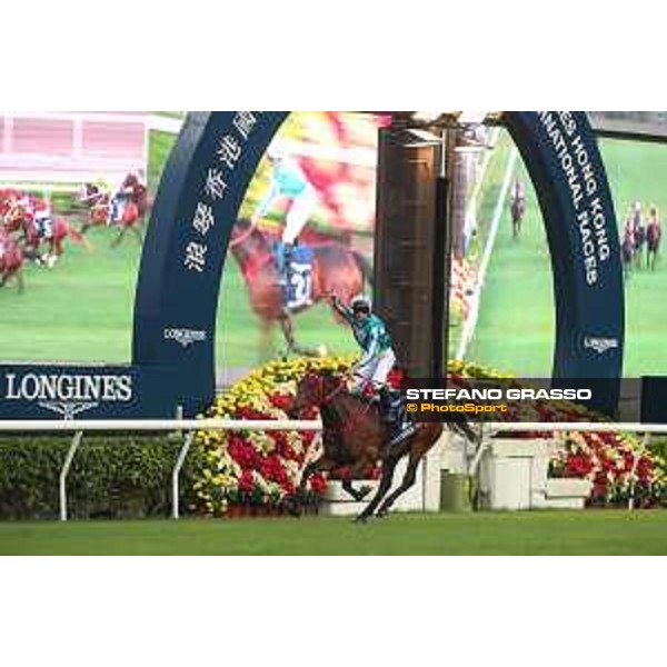 LHKIR 2022 - Hong Kong , Sha Tin racecourse James McDonald, Longines World\'s Best Jockey 2022, wins on Romantic Warrior the LONGINES Hong Kong Cup 2022 - ph.Stefano Grasso/Longines - 01SG8392.JPG