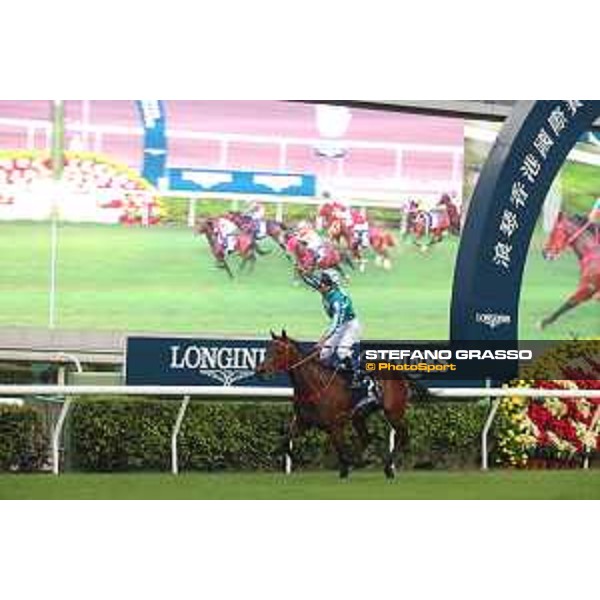 LHKIR 2022 - Hong Kong , Sha Tin racecourse James McDonald, Longines World\'s Best Jockey 2022, wins on Romantic Warrior the LONGINES Hong Kong Cup 2022 - ph.Stefano Grasso/Longines - 01SG8397.JPG