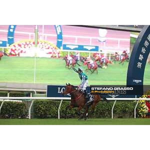 LHKIR 2022 - Hong Kong , Sha Tin racecourse James McDonald, Longines World\'s Best Jockey 2022, wins on Romantic Warrior the LONGINES Hong Kong Cup 2022 - ph.Stefano Grasso/Longines - 01SG8398.JPG