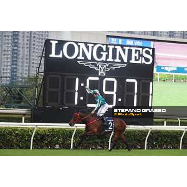 LHKIR 2022 - Hong Kong , Sha Tin racecourse James McDonald, Longines World\'s Best Jockey 2022, wins on Romantic Warrior the LONGINES Hong Kong Cup 2022 - ph.Stefano Grasso/Longines - 01SG8406.JPG
